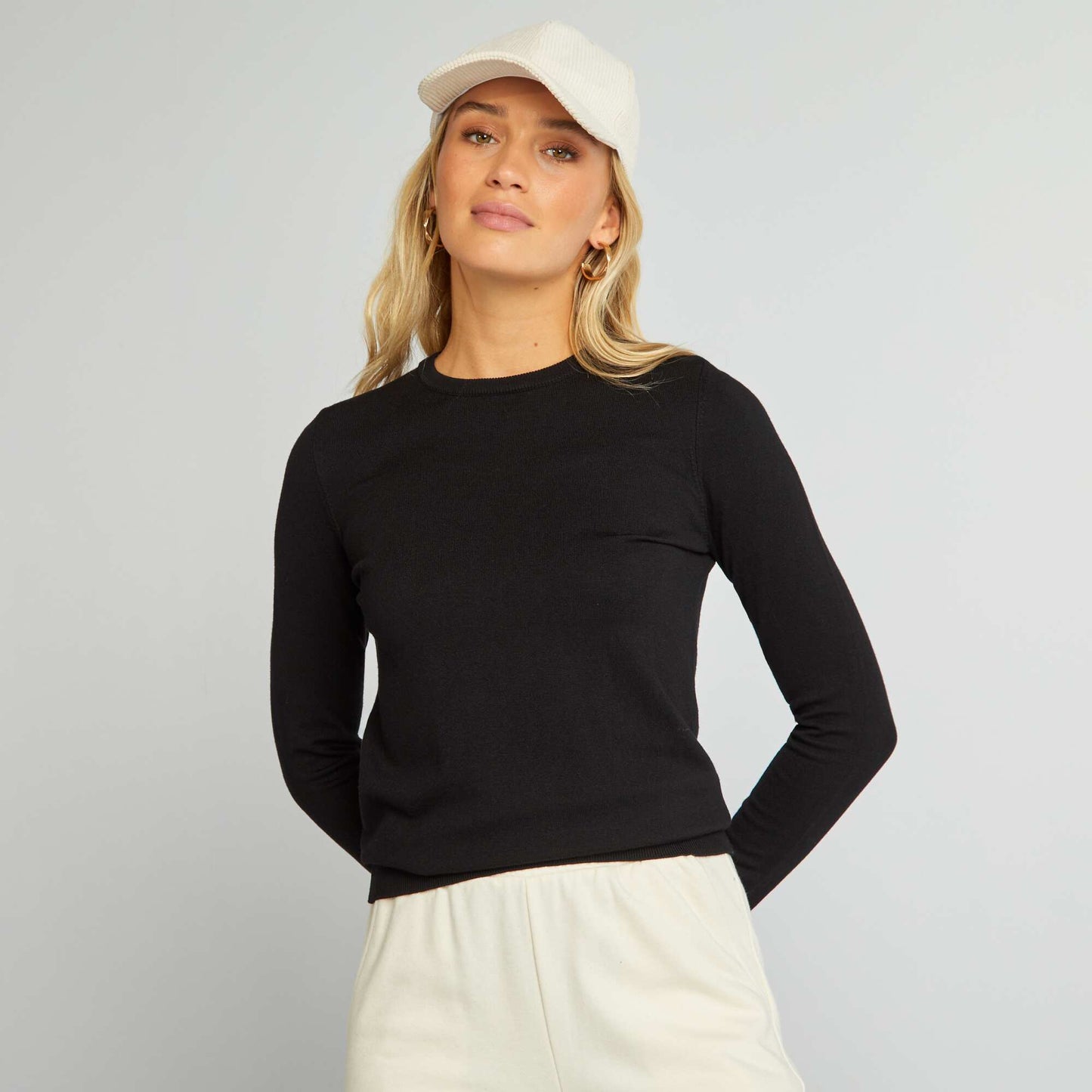 Long-sleeved fine-knit sweater black