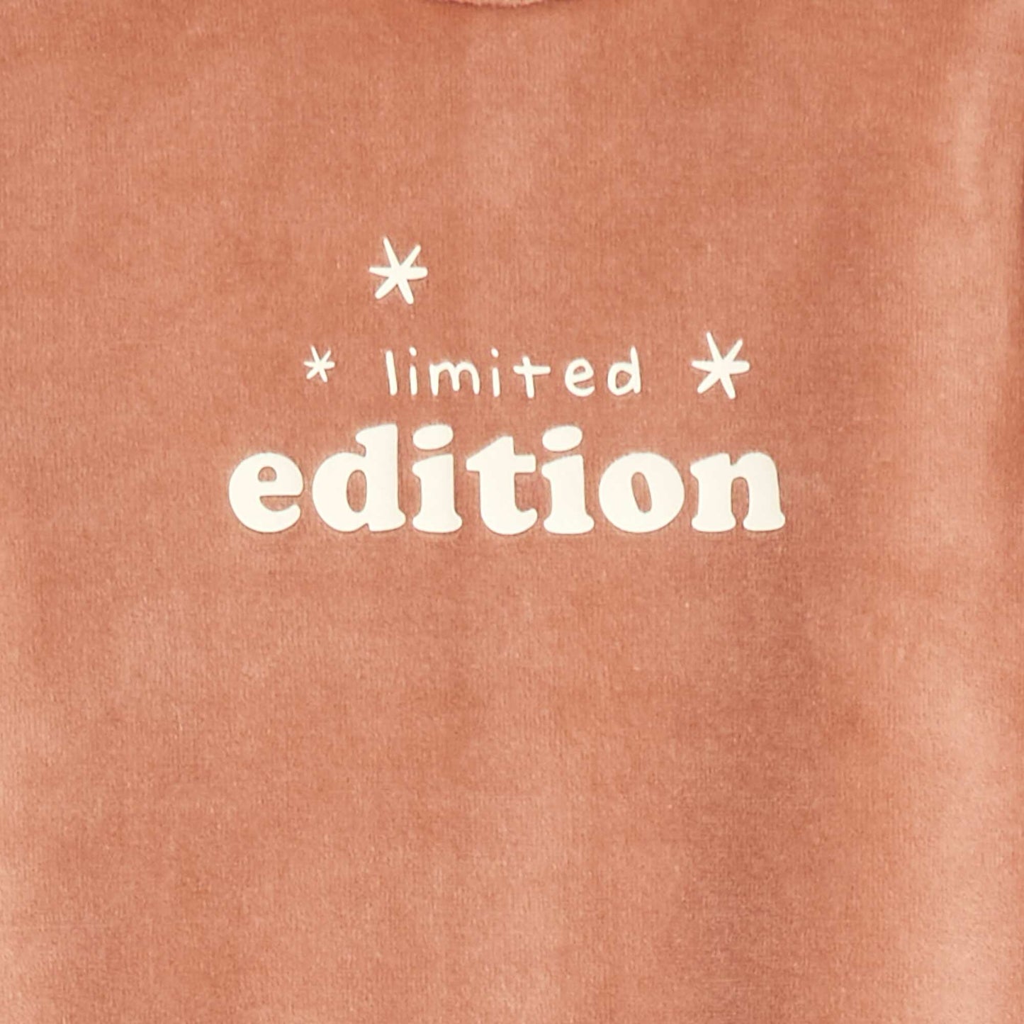 Fleece sleepsuit with feet and design on the front BROWN